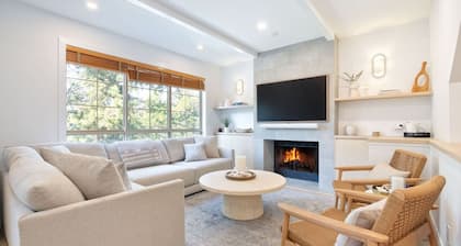 4BR/3.5BA Luxury Townhome w/ Private HT & Garage