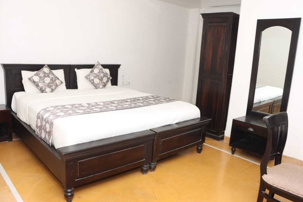 Standard Double Room | Desk, laptop workspace, free WiFi