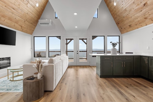 Mountain’s Edge by Appalachian A-Frames, Mountain View, Hot Tub, WiFi