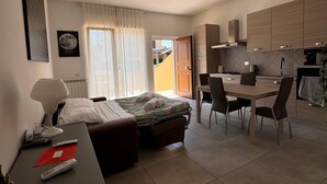A modern hotel room with a bed, bedside table, lamp, and a view of the outside. - Mungo in Fiumicino With 1 Bedrooms and 1 Bathrooms (Fiumicino)