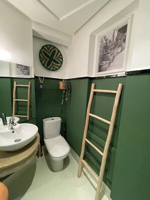 淋浴设施、毛巾、肥皂、卫生纸