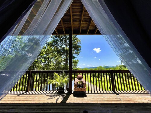 Second level glamping deck with stunning mountain view!