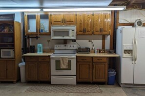 Cafetera y tetera, refrigerador, microondas y horno 