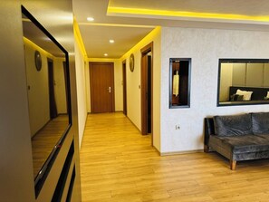 Royal Double Room, Balcony, Sea View | Desk, laptop workspace, free WiFi - Hôtel La Corniche Kamsar (Kamsar)