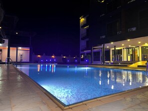 Una piscina al aire libre