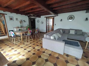 Smart-tv en een tafeltennistafel