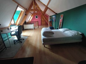 4 bedrooms, iron/ironing board, travel crib, free WiFi