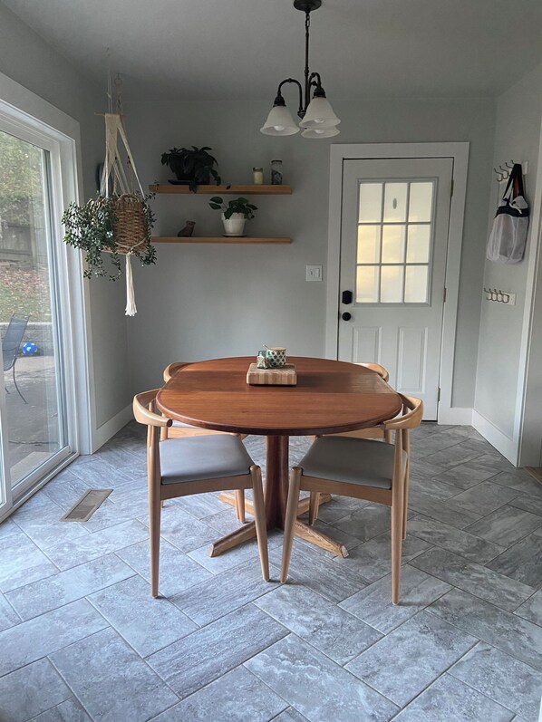 Dining - Charming 3-bedroom house in Fayetteville (Fayetteville)