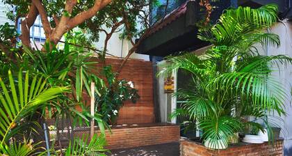 Spacious 5-bedroom hotel with WiFi, AC in delightful Krung Thep Maha Nakhon