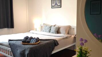 5 bedrooms, iron/ironing board, WiFi, bed sheets