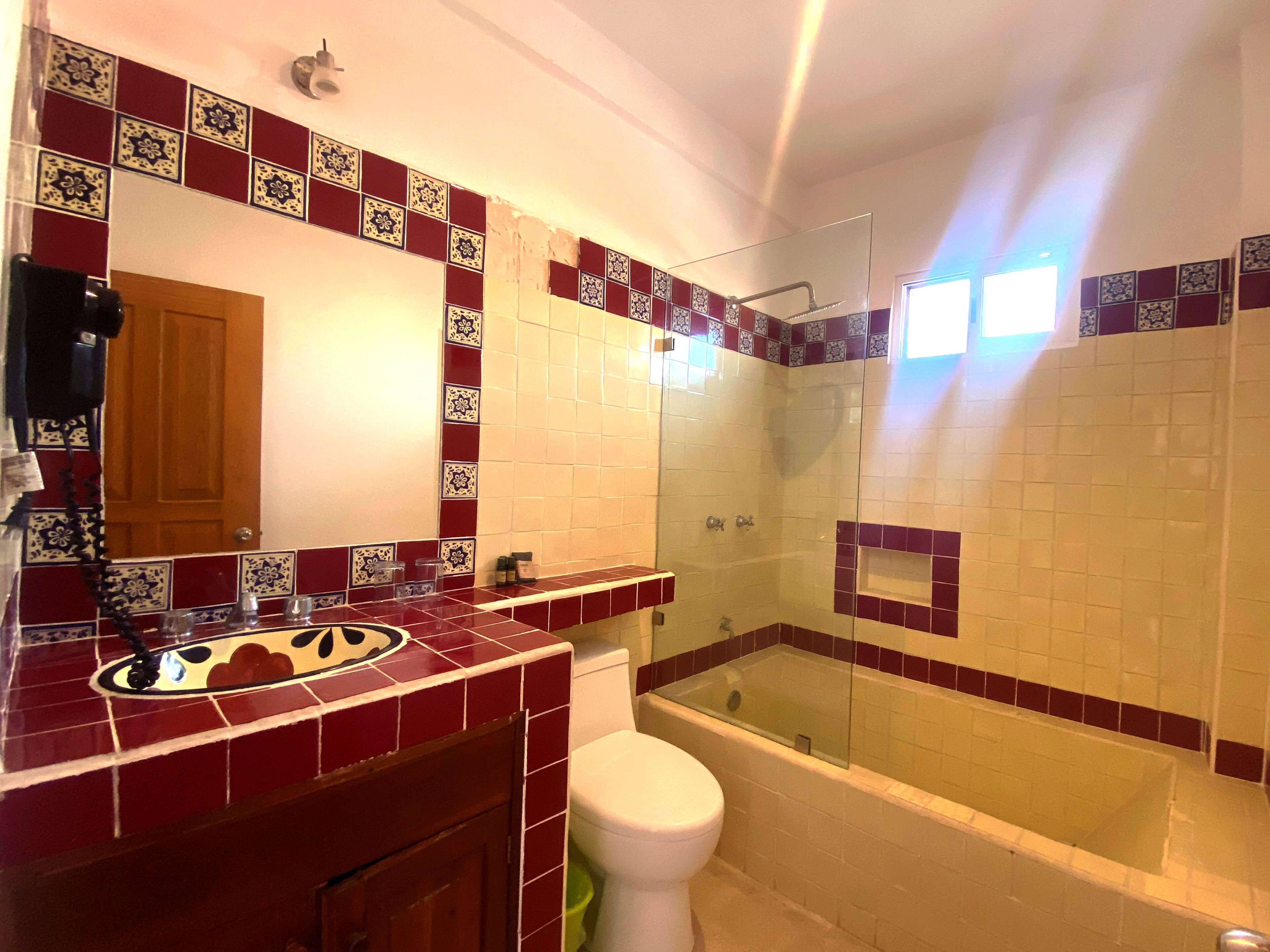 Habitación doble Confort, vista al patio | Caja de seguridad en la habitación, wifi gratis y ropa de cama 