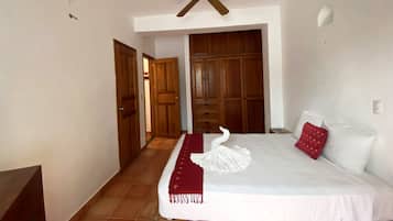 Habitación básica doble, vista al patio | Caja de seguridad en la habitación, wifi gratis y ropa de cama
