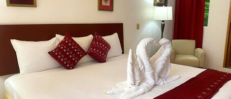 Deluxe Double Room, Courtyard View | Peti besi dalam bilik, Wi-fi percuma, cadar katil