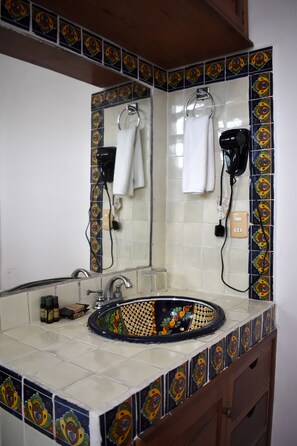 Quarto casal básico, vista para o pátio | Cofres nos quartos, Wi-Fi de cortesia, roupa de cama