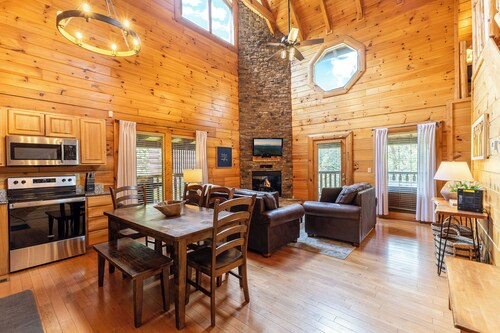 Smoky Traditions-Luxury Cabin,Gated,Pools,Mini-golf, Brand New Multi-Game Arcade