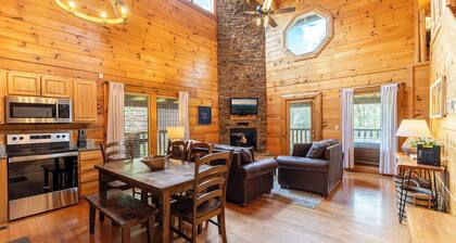 Smoky Traditions-Luxury Cabin,Gated,Pools,Mini-golf, Brand New Multi-Game Arcade
