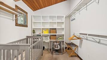 4 bedrooms, iron/ironing board, bed sheets