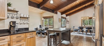 Spacious Getaway, Central Location, Family Friendly