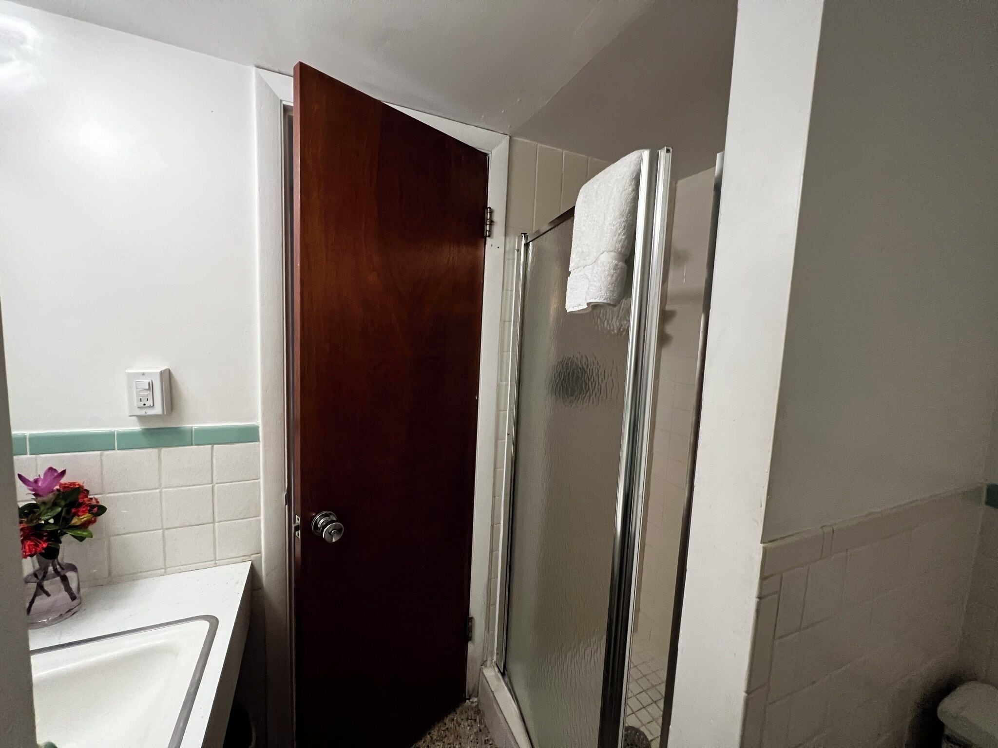 Standard Double Room | Bathroom | Shower, towels, soap, shampoo