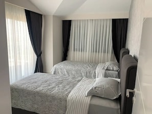 3 bedrooms, desk, WiFi, bed sheets