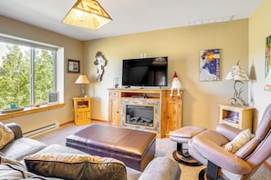 TV, fireplace, video games, DVD player - Deck & Views: Pet-Friendly Cabin in Jefferson! (Jefferson)