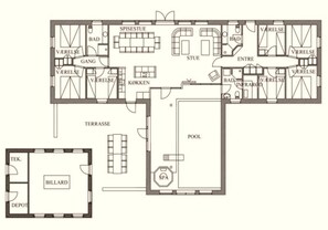 Un plan d’étage d’hôtel comprenant une piscine, un spa, une salle de billard et plusieurs salles de bain privatives.