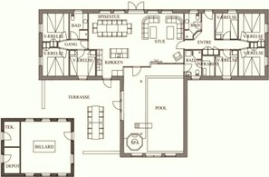 Een plattegrond van een hotel met een zwembad, spa, biljartzaal en diverse gastenkamers, voorzien van faciliteiten zoals 'bad', 'stue' en 'gang'.