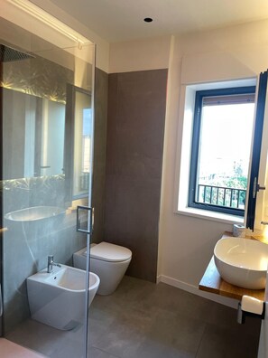 Quarto casal superluxo (Room 2) | Banheiro | Chuveiro, chuveiro com efeito de chuva, produtos de toalete grátis 