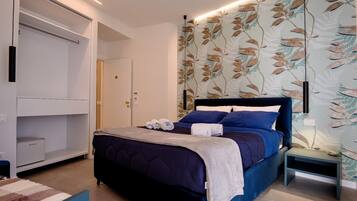 Luxus-Stadtwohnung, Meerblick (Room 1) | Schallisolierte Zimmer, kostenloses WLAN, Bettwäsche