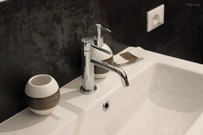 Dusj, hårføner, bidé og håndklær