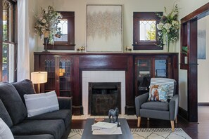 Smart TV, video games, books - Central, Beautiful Sugarhouse Bungalow w/Fenced Yard! Bright & Full of Charm! (Salt Lake City)