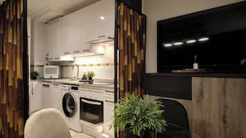 Frigorífico, microondas, horno y placa de cocina