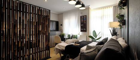 1 slaapkamer, een bureau, een strijkplank/strijkijzer, reisbedje