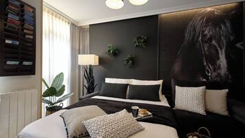 1 dormitorio, escritorio, tabla de planchar con plancha y cuna de viaje