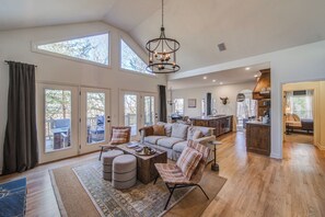 House, Multiple Beds, Patio, Mountain View (Summit Oaks Escape) | Living area | 42-inch flat-screen TV with digital channels