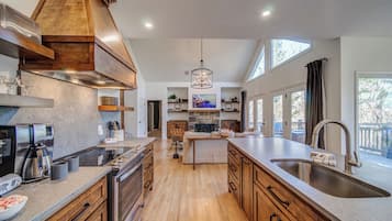 House, Multiple Beds, Patio, Mountain View (Summit Oaks Escape) | Private kitchen | Fridge, microwave, oven, stovetop