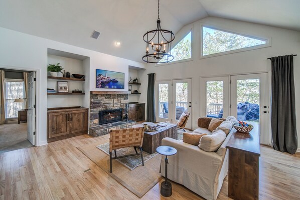 House, Multiple Beds, Patio, Mountain View (Summit Oaks Escape) | Living area | 42-inch flat-screen TV with digital channels