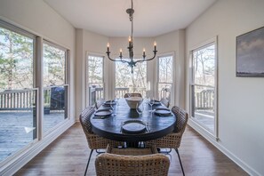 Maison, Plusieurs lits, patio, vue sur la montagne (Summit Oaks Escape) | Restauration
