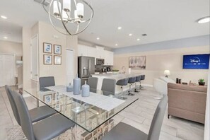 Dining - 1565 Plunker - Spacious 4-bedroom house in peaceful Davenport with WiFi, AC (Davenport)