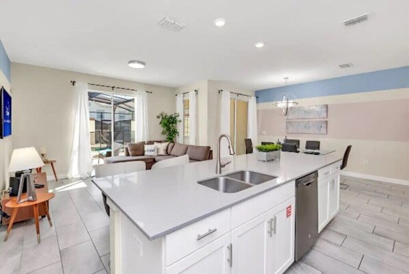 Interior - 1565 Plunker - Spacious 4-bedroom house in peaceful Davenport with WiFi, AC (Davenport)