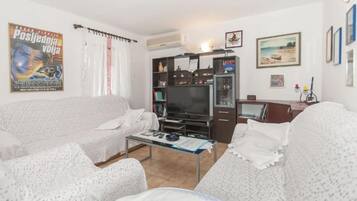 Departamento (Two Bedroom Apartment) | Sala de estar | Televisión de pantalla plana de 32 pulgadas con canales por cable