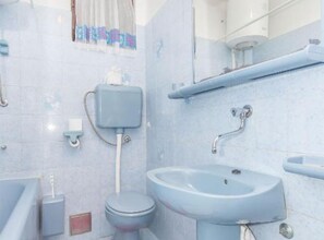 Apartment (Two Bedroom Apartment) | Bathroom | Bathtub, towels - Apartment Maks (Rogoznica)