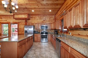 Køleskab, mikrobølgeovn, ovn, kogeplade