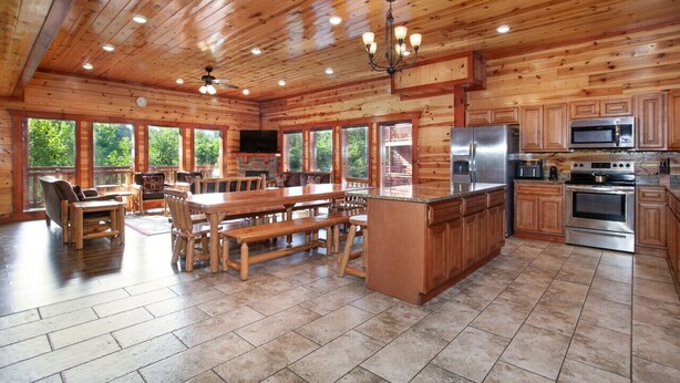 Une cuisine spacieuse avec des meubles en bois, un grand îlot central et des appareils électroménagers modernes.