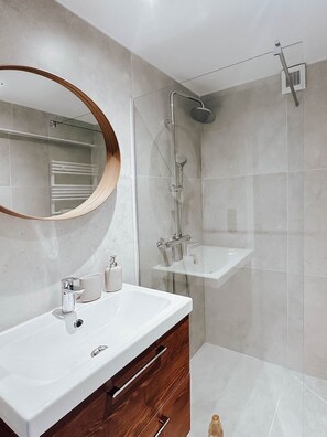 Douche, sĂšche-cheveux, serviettes fournies, papier toilette