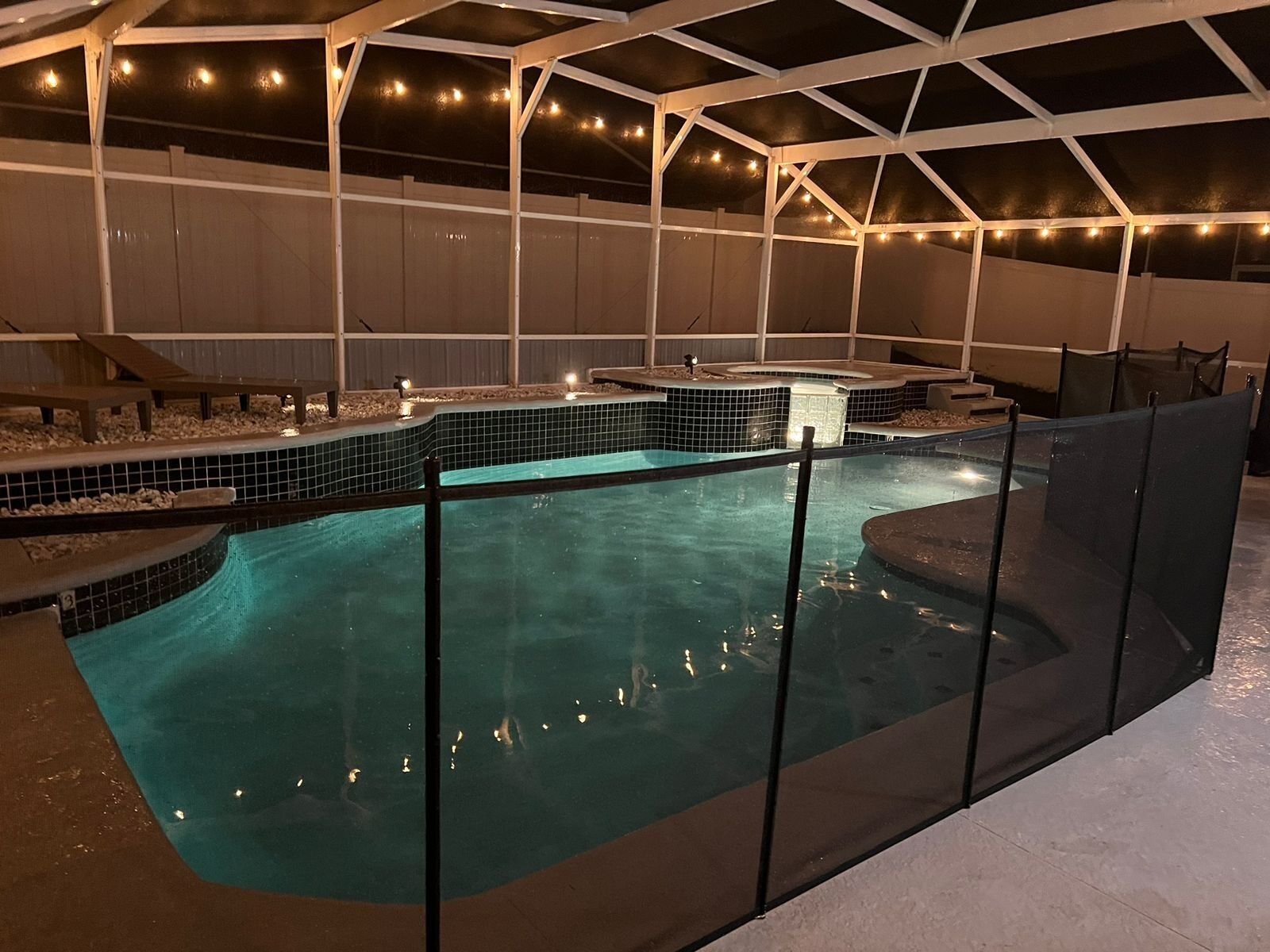 Une piscine intérieure dotée d’une paroi vitrée, un jacuzzi et un espace détente avec vue sur la piscine.