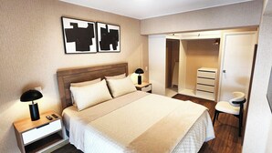 A hotel room with a large bed, bedside tables with lamps, a wardrobe, and a mirror. - Beautiful Apartment Miraflores (Miraflores)