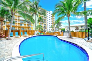Una piscina al aire libre