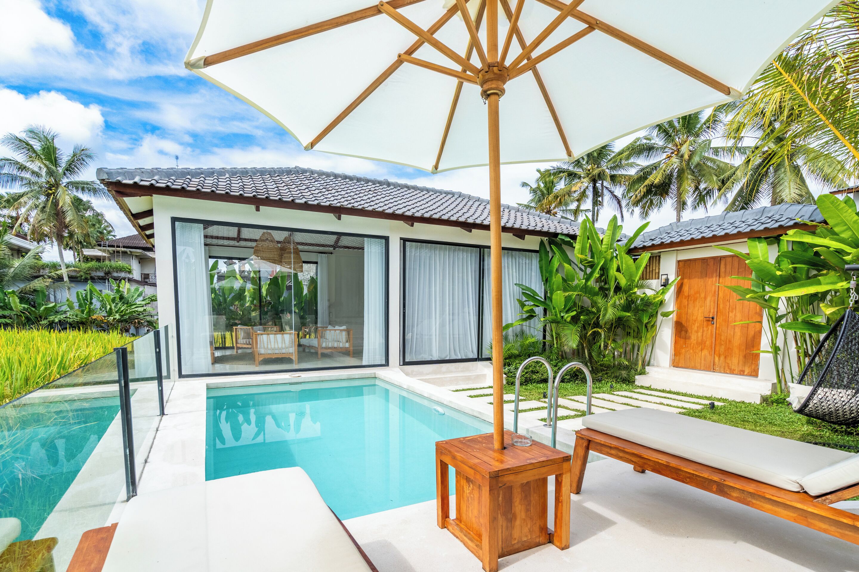 Piscina a l'aire lliure, para-sols i gandules 