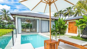 Außenpool, Sonnenschirme, Liegestühle